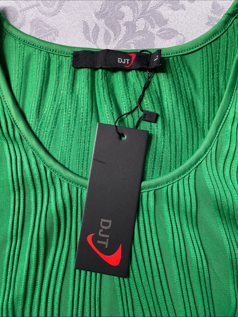 NWT Textured Green Scoop Neck Tank Top by D.J.T. Size Large. - Picture 2 of 3